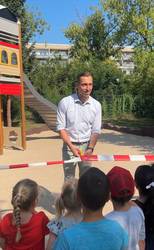 Oberbürgermeister Bastian Sieler eröffnet Kletterturm im Märchenland ©Hansestadt Stendal